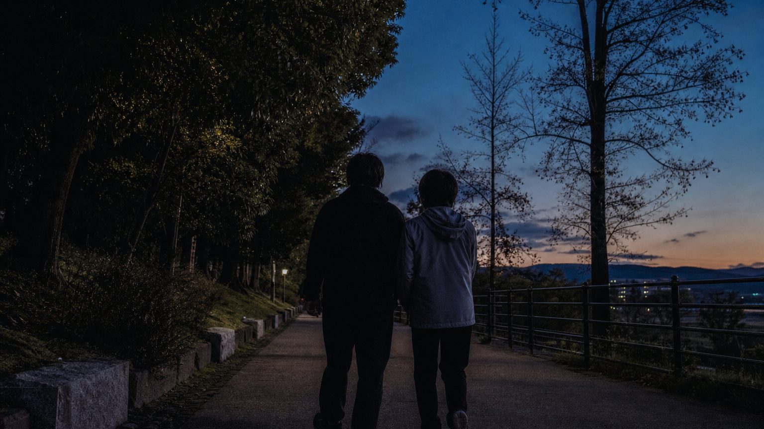 歩きながら思索する人物の後ろ姿